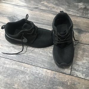Black nike roshes